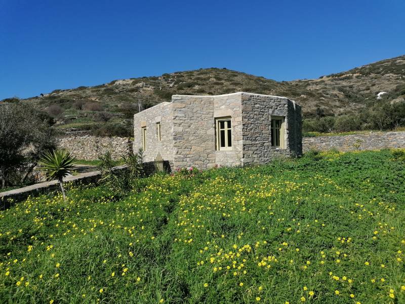 Μελέτη & ανακατασκευή παλαιού ισόγειου στάβλου, και μεταροπή του σε κατοικία, στη θέση Γυαλινά Καταπόλων Αμοργού.